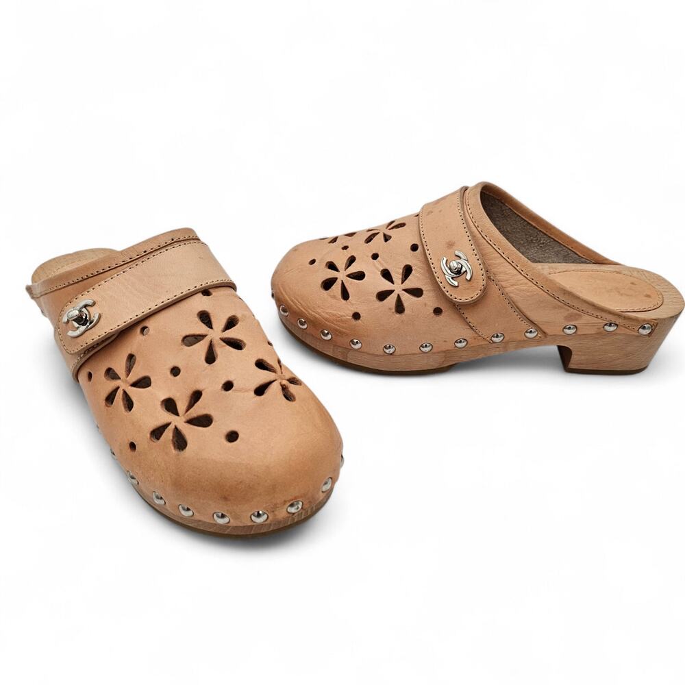 Chanel CC Turnlock Flower Cut Out Slip On Clog Mule Tan Leather Size 37 US 6 6.5
